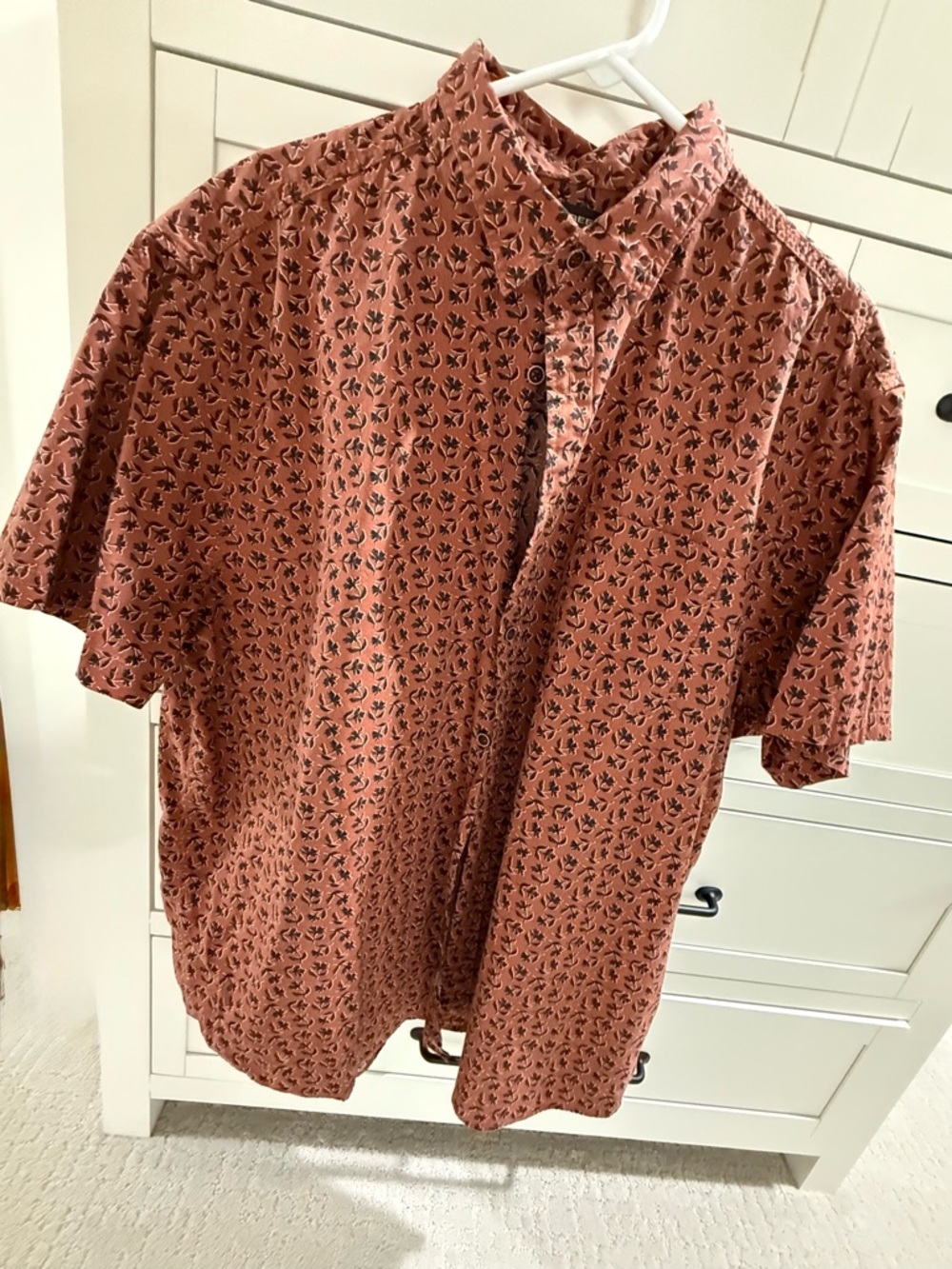 Roundtree & Yorke Short-Sleeve Button-Up Shirt in Rust with Black Floral Print